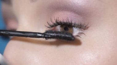 kirpik üzerinde rimel uygulamak