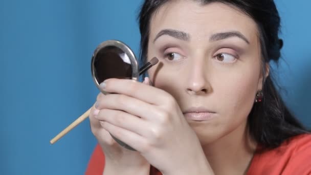 Apply eye shadow — Stock Video