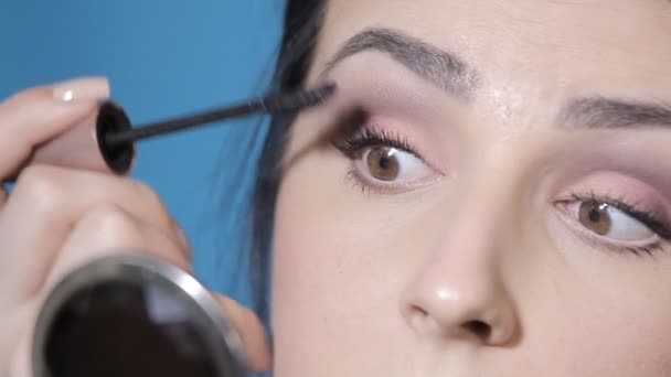 Apply mascara on the eyelashes — Stock Video