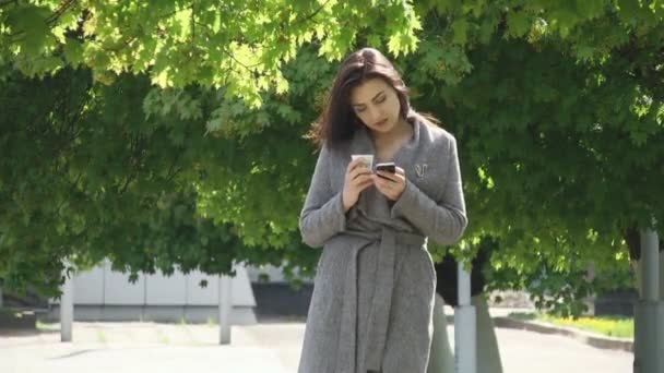 女の子 iphone 感情喜び — ストック動画