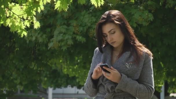 Mãos de menina jogando iPhone — Vídeo de Stock