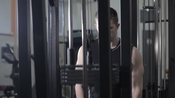 Homme secoue les muscles sur les mains — Video