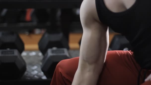 Muscular man working out with dumbbells — Stock Video