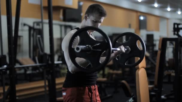 Bodybuilder doing exercises with barbell — Stock Video