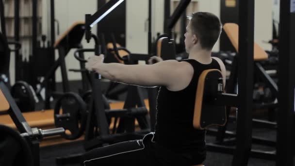 Man doen oefeningen in de sportschool — Stockvideo