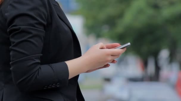 Smartphone en manos femeninas — Vídeo de stock