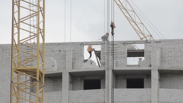 Menschen arbeiten auf dem Bau — Stockvideo