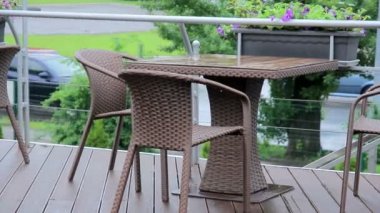 Yağmur damlaları üzerinde açık bir kafe korkuluk