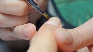 Teknisyen Müşteri bir manikür, tırnak salonu veren tırnak. Genç kadın bir Fransız manikür alma.
