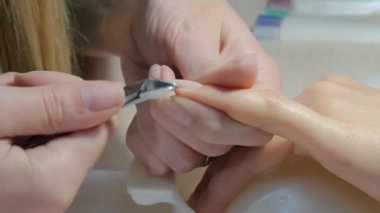 Teknisyen Müşteri bir manikür, tırnak salonu veren tırnak. Genç kadın bir Fransız manikür alma.