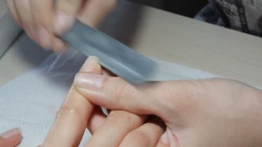 Teknisyen Müşteri bir manikür, tırnak salonu veren tırnak. Genç kadın bir Fransız manikür alma.