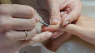 Teknisyen Müşteri bir manikür, tırnak salonu veren tırnak. Genç kadın bir Fransız manikür alma.