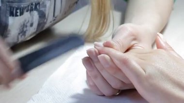 Teknisyen Müşteri bir manikür, tırnak salonu veren tırnak. Genç kadın bir Fransız manikür alma.