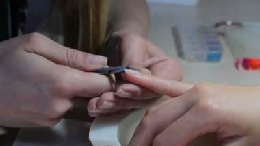 Teknisyen Müşteri bir manikür, tırnak salonu veren tırnak. Genç kadın bir Fransız manikür alma.