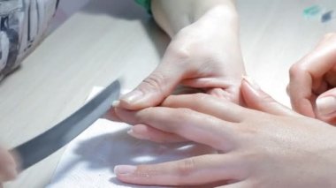 Teknisyen Müşteri bir manikür, tırnak salonu veren tırnak. Genç kadın bir Fransız manikür alma.