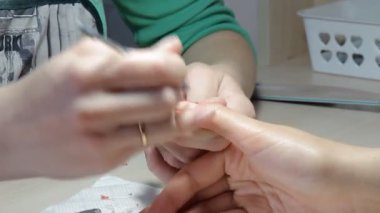 Teknisyen Müşteri bir manikür, tırnak salonu veren tırnak. Genç kadın bir Fransız manikür alma.