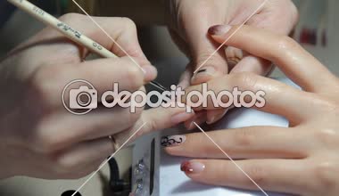 Teknisyen Müşteri bir manikür, tırnak salonu veren tırnak. Genç kadın bir Fransız manikür alma.