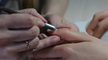 Teknisyen Müşteri bir manikür, tırnak salonu veren tırnak. Genç kadın bir Fransız manikür alma.