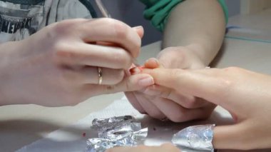 Teknisyen Müşteri bir manikür, tırnak salonu veren tırnak. Genç kadın bir Fransız manikür alma.