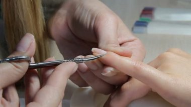 Teknisyen Müşteri bir manikür, tırnak salonu veren tırnak. Genç kadın bir Fransız manikür alma.