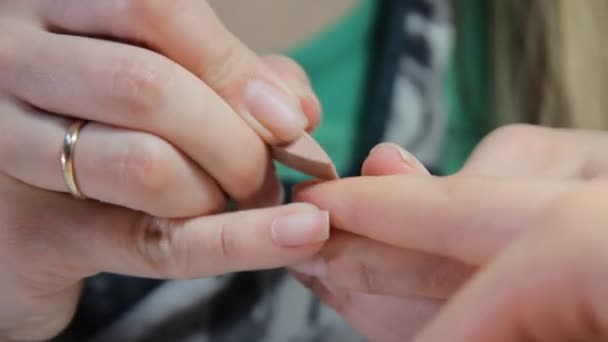 Nail technician dando al cliente una manicure al salone di bellezza. Giovane donna che riceve una manicure francese . — Video Stock