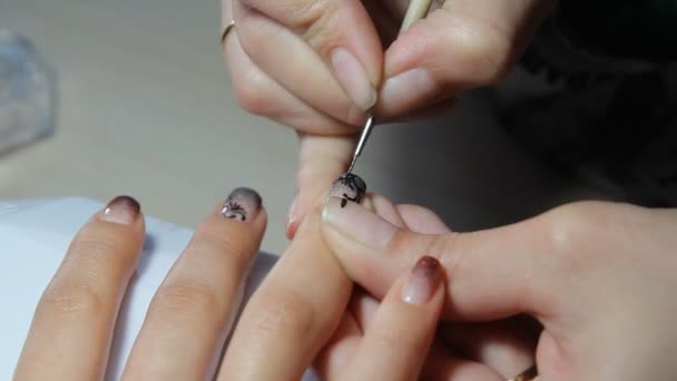 Nageltechniker gibt Kunden eine Maniküre im Nagelstudio. junge Frau erhält eine französische Maniküre. — Stockvideo