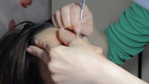 Kosmetikerin zieht Augenbrauen — Stockvideo