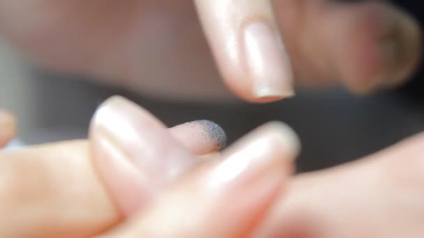 Técnico de uñas dando al cliente una manicura en el salón de manicura. Mujer joven recibiendo una manicura francesa . — Vídeos de Stock