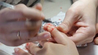 Teknisyen Müşteri bir manikür, tırnak salonu veren tırnak. Genç kadın bir Fransız manikür alma.