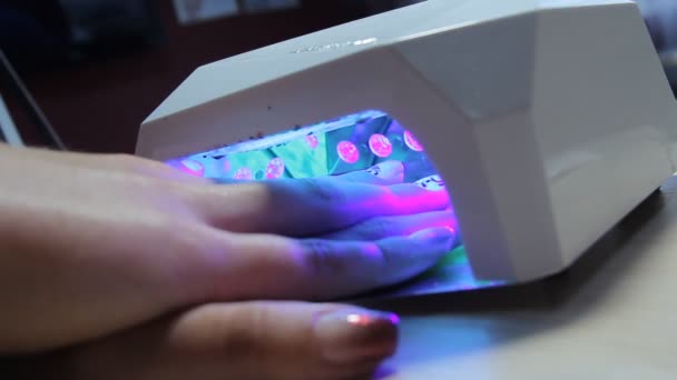 Séchage des ongles dans la machine de séchage d'ongles de lampe UV . — Video