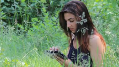 Genç kız ormanda Smartphone harita app kullanarak turizm.