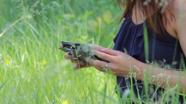 Genç kız ormanda Smartphone harita app kullanarak turizm.