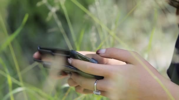 Young Girl Tourist en utilisant l'application Carte sur Smartphone dans la forêt . — Video