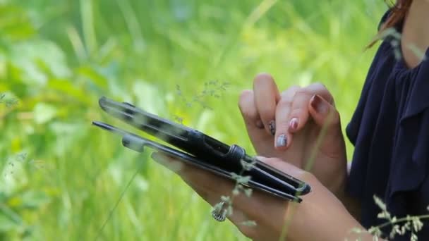 Ung flicka turist med karta app på Smartphone i skogen. — Stockvideo