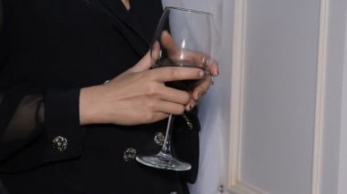 Elinde kırmızı şarap