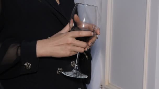 Verre de vin rouge dans les mains — Video