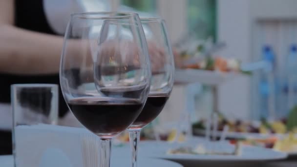 Dos copas con vino tinto — Vídeos de Stock