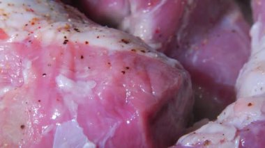 Bir tavada kızartma et