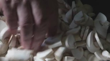 Bir tavada kızartma mantar