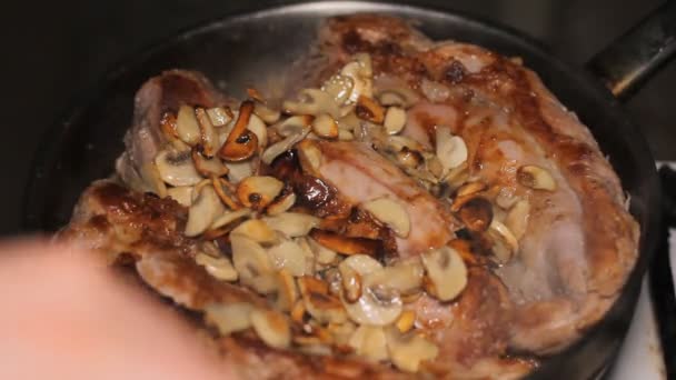 Daging goreng dalam wajan. — Stok Video