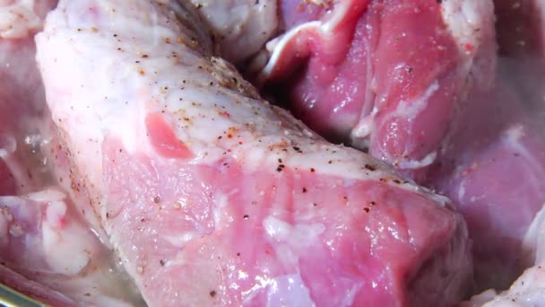 Смажити м'ясо на сковороді — стокове відео