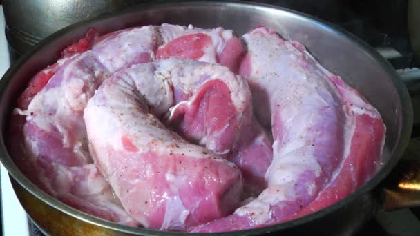 Fleisch in einer Pfanne braten — Stockvideo