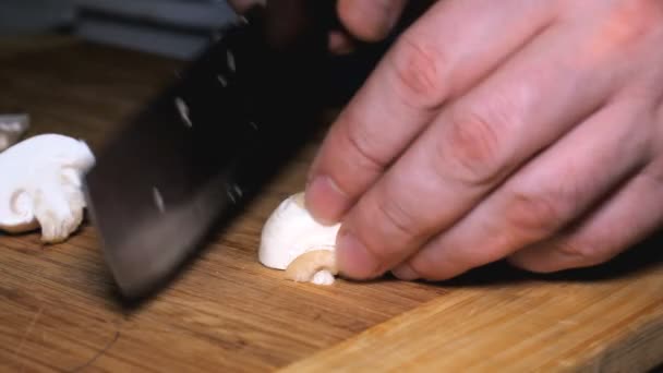 Μαχαίρι κόψτε τα μανιτάρια — Αρχείο Βίντεο