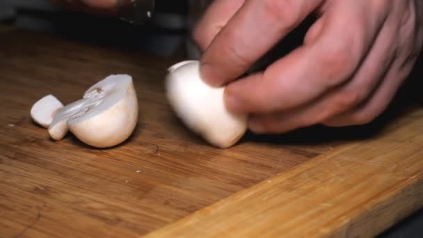 Messer geschnittene Pilze — Stockvideo