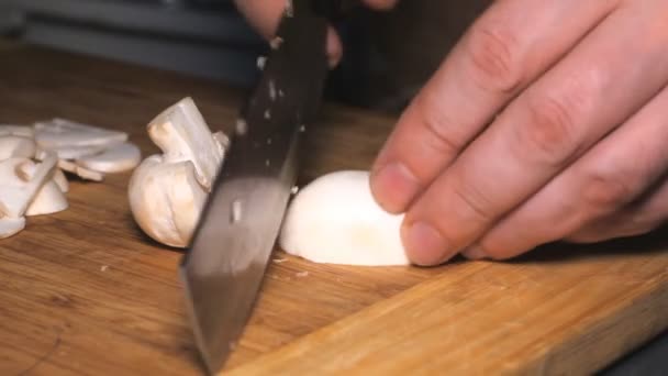 Pieczarki krojone nożem — Wideo stockowe