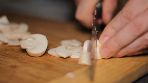 Champiñones cortados con cuchillo — Vídeo de stock