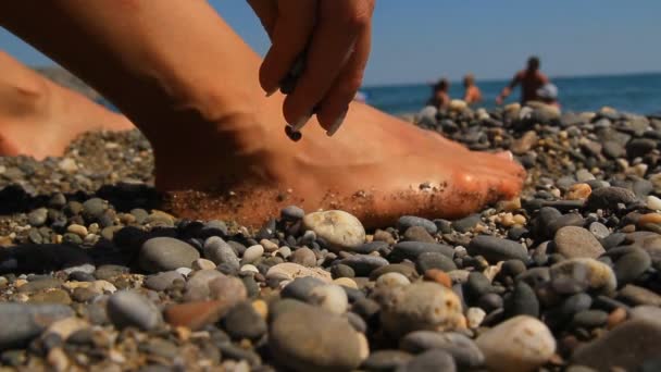 Fötterna på en stenig havsstrand — Stockvideo