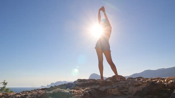 Danza en el fondo del sol — Vídeo de stock