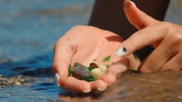 手のひらに海の小石 — ストック動画