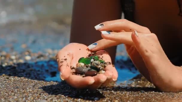 手のひらに海の小石 — ストック動画